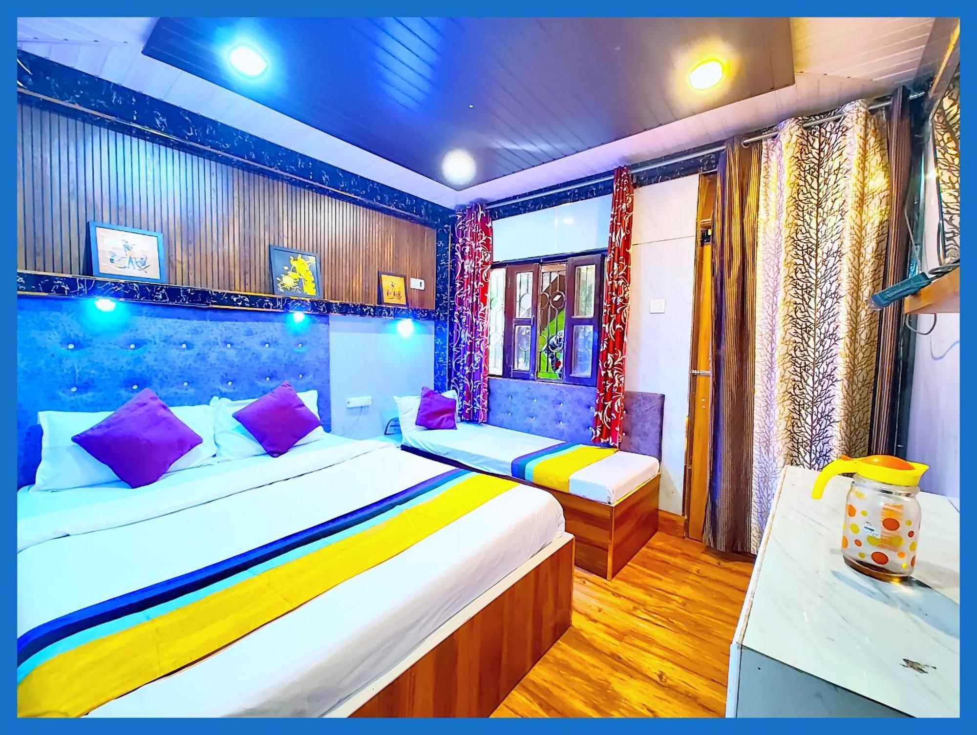 נייניטל Flattiess ! Hotel Near Mall Road - Open Sitting Area On Terrace With Full Naini Lake View And Mountain Valley View - Wi Fi - Room Service Available - Top Rated Hotel מראה חיצוני תמונה